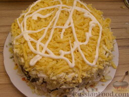 Салат с курицей "Грибная полянка": - оставшуюся половину сыра;  - хороший слой майонеза (3 ст. ложки);