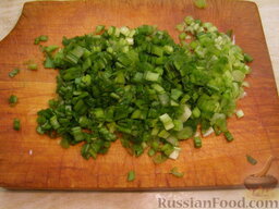 Салат с курицей "Грибная полянка": Зеленый лук вымыть и мелко нарезать.