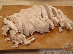 Салат с курицей "Грибная полянка": Нарезать филе ломтиками поперек волокон. Затем мясо нарезать соломкой или разобрать на мелкие кусочки.