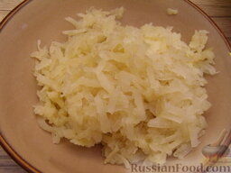 Салат с курицей "Грибная полянка": Отварить картофель в кожуре (варить при слабом кипении 15-20 минут). Очистить и натереть на крупной терке.