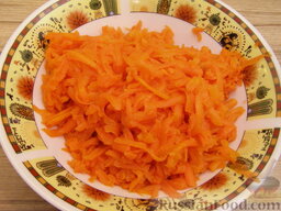 Салат с курицей "Грибная полянка": Морковь отварить в кожуре (варить при слабом кипении 30 минут). Очистить. Натереть на крупной терке.     Картофель и морковь натереть в отдельные тарелки!