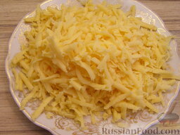 Салат с курицей "Грибная полянка": Сыр также натереть в отдельную тарелку.