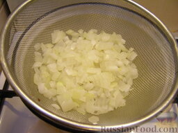 Салат с курицей "Грибная полянка": Чтобы убрать специфический запах, нарезанный лук можно ошпарить кипятком.
