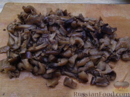 Салат с курицей "Грибная полянка": С грибов слить жидкость. Отобрать несколько целых грибочков для украшения, остальные грибы нарезать соломкой.