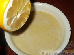 Щука в сметане: Разбавить бульоном, добавить лимонный сок.