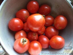 Маринованные огурцы и помидоры (очень простой и вкусный рецепт): Помидоры вымыть, оторвать хвостики.