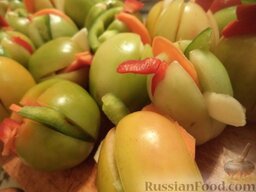 «Цветочки» из зеленых помидоров: В раз­резы вложить по кусочку болгарского перца (красного, желтого, зеленого) - это украсит «цветочки», зубки чеснока, кружочки моркови.
