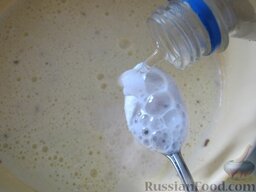 Кекс на кефире: Соду погасить уксусом, вылить в яично-масляную смесь.