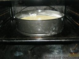 Кекс на кефире: Выпекать в духовке на средней полке, на среднем огне (180 градусов) 15-20 мин., затем на слабом (110 градусов) еще 20-25 мин.