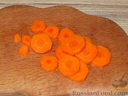 Огурцы, маринованные с морковью: Морковь очистить и нарезать кружочками.