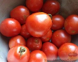 Помидоры консервированные (нестерилизованные): Как приготовить консервированные помидоры без стерилизации:    Помидоры перебрать, очистить, хорошо промыть.