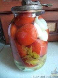 Помидоры консервированные (нестерилизованные): Маринадом залить помидоры. Банки накрыть крышками и сразу закатать.