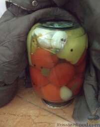 Помидоры консервированные (нестерилизованные): Банки перевернуть вверх дном и укутать консервированные помидоры до полного остывания.