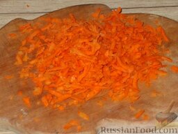 Икра из зеленых помидоров: Очистить и вымыть морковку, натереть на крупной терке.