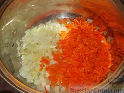 Икра из зеленых помидоров: Добавить морковь, перемешать и дать немного пожариться (5-7 минут).