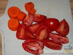 Лечо по-домашнему: Как приготовить лечо по-домашнему:    Морковь очистить. Помидоры и морковь вымыть и нарезать.