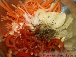 Рыба с овощами: Морковь выложить в миску. Точно так же сделать с лу­ком и перцем, нарезанными полукольцами.     За­мариновать (посолить, добавить по вкусу сахар, перец, уксус, чеснок, все хорошо перемешать).