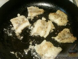 Рыба с овощами: На сковороде разогреть растительное масло (2 ст. ложки). Кусочки рыбы обжарить с обеих сторон на среднем огне. Сначала 3-5 минут с одной стороны, а затем еще 3 минуты с другой стороны.