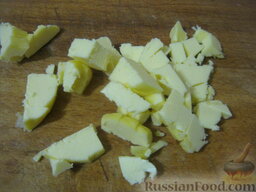 Шарлотка из яблок: Сливочное масло нарезать кусочками.