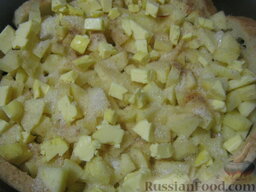 Шарлотка из яблок: Затем на яблоки выложить кусочки сливочного масла.