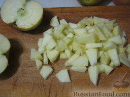 Шарлотка из яблок: Яблоки помыть, очистить от кожуры и сердцевины. Нарезать небольшими кусочками.