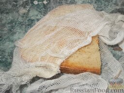 Малосольные огурцы по-венгерски (на 3-литровую банку): Положить хлеб в марлевый или тюлевый мешочек, чтобы он не раскрошился в рассоле.