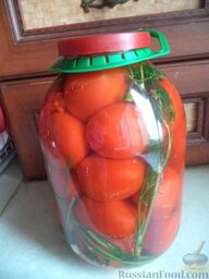 Квашеные помидоры: Закрыть банки капроновыми крышками и поставить квашеные помидоры в подвал или на нижнюю полку холодильника.  Приятного аппетита!