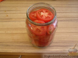 Помидоры ломтиками в желатине: Затем уложить по­мидоры, нарезанные кружками толщиной 1 см.