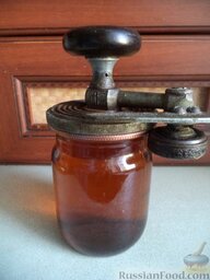 Натуральный яблочный сок: Полученный натуральный яблочный сок вылейте в пастеризованные банки и закройте металлическими крышками.