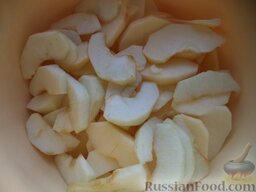 Варенье из яблок и слив: Как приготовить сливово-яблочное варенье:    Яблоки вымойте, очистите от кожицы и серединок, нарежьте дольками.