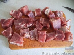 Жаркое по-русски в горшочках: Мясо нарезать кубиками 2x2 см.