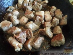 Жаркое по-русски в горшочках: Разогреть сковороду, налить все растительное масло. В горячее масло выложить мясо, обжарить на сильном огне, помешивая, 5-7 минут. Мясо выложить в миску.