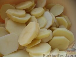 Жаркое по-русски в горшочках: Картофель очистить, вымыть, нарезать кружками (толщиной около 0,5 см).