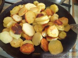 Жаркое по-русски в горшочках: В сковороду с  маслом от мяса выложить картофель, жарить на среднем огне, помешивая, до готовности (около 15 минут). Выложить в миску.