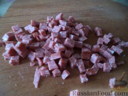 Солянка из квашеной капусты и мяса: Колбасу порезать кубиками.