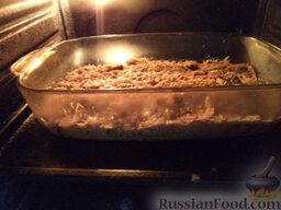 Солянка из квашеной капусты и мяса: Затем поставить мясную солянку из квашеной капусты в духовку на среднюю полку, выпекать при 180 градусах, пока она не подрумянится (на 30 мин).