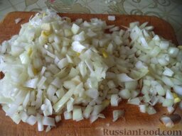 Солянка из квашеной капусты и мяса: Очистить, помыть и нарезать лук.