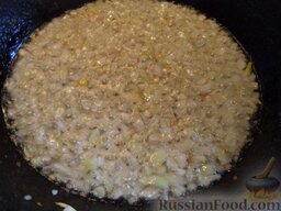 Солянка из квашеной капусты и мяса: Добавить в горячее масло подготовленный лук. Поджарить порезанный лук с 3 ст. ложками масла на среднем огне, помешивая, 2-3 минуты.