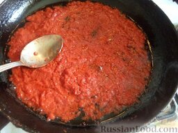 Лобио в томате: Разогреть сковороду, налить растительное масло. Выложить томатную пасту.  Томат-пасту спассеровать на растительном масле (около 2-3 минут).