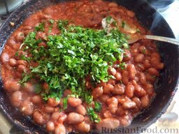 Лобио в томате: Заправить лобио с томатом солью, специями для плова, рубленым чесноком, кинзой.