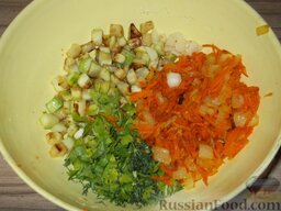 Закуска из кабачков и моркови: Кабачки, лук и морковь перемешать с чесноком и зеленью.