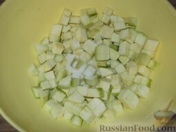 Закуска из кабачков и моркови: Нарезанные кабачки посолить.