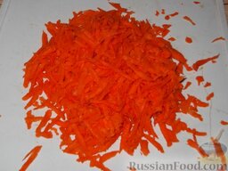 Закуска из кабачков и моркови: Очистить и вымыть морковь, натереть на терке.