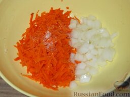 Закуска из кабачков и моркови: Лук и морковь посыпать сахаром