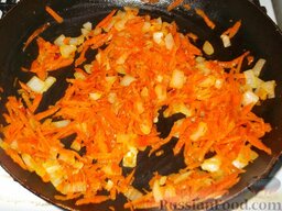 Закуска из кабачков и моркови: Лук и морковь обжарить отдельно в оставшемся растительном масле до мягкости (7-10 минут).