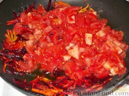 Свекольник горячий: Добавить помидо­ры к кореньям, перемешать, тушить еще 5-7 минут (помидоры должны полностью размягчиться).