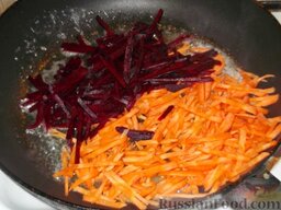 Свекольник горячий: Оставшиеся 0,5 свеклы, морковь выложить в растопленное масло, перемешать. Спассеровать на сливочном масле, помешивая. Жарить коренья нужно на среднем огне 5-7 минут.