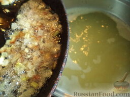 Суп с галушками: В кастрюлю добавить обжарен­ный лук.