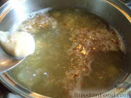 Суп с галушками: Тесто набирать ложкой (треть столовой ложки) и опускать в кипящую воду.