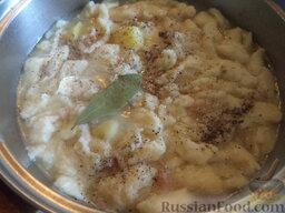 Суп с галушками: Посолить, поперчить, добавить лавровый лист, проварить суп с галушками еще 7-10 минут.